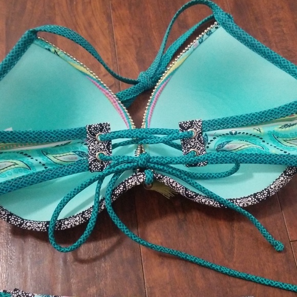 Shade & Shore Small bottoms 36D top - Picture 4 of 7